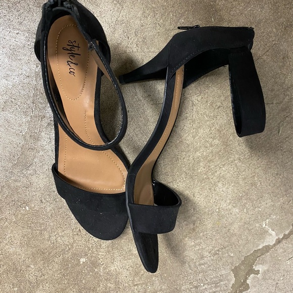 Black low heel shoes - Picture 2 of 3